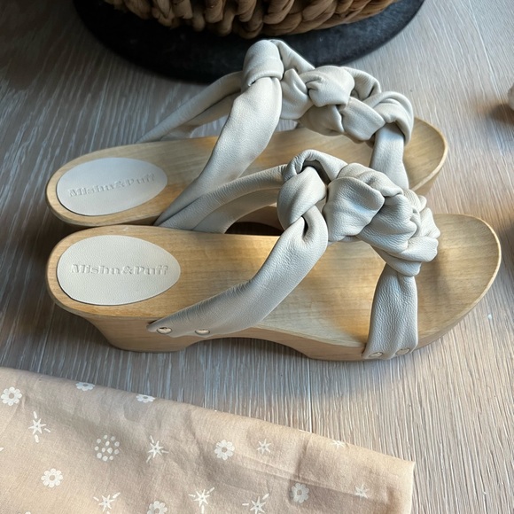 NWOB Misha & Puff Adult Trellis Clog in putty 39 - Picture 3 of 4